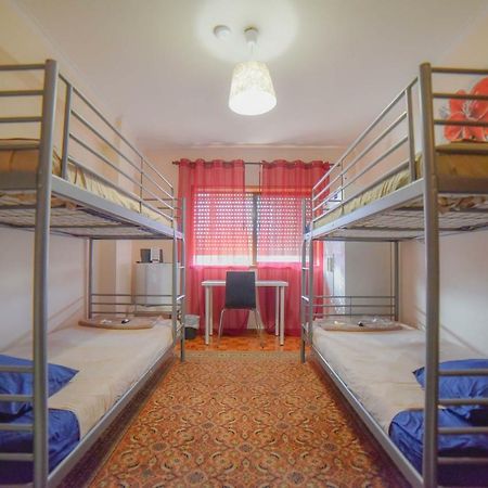 Quarto Com 4 Camas 波尔图 外观 照片